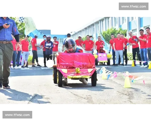 赛道上的兄弟情谊，F1车队成员的默契配合！